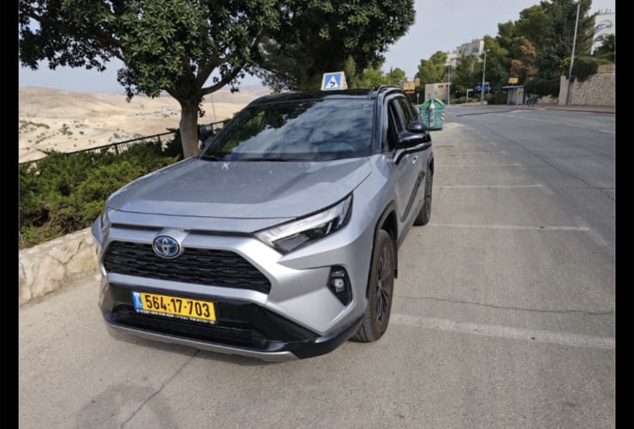 Toyota RAV4 חדשה עם שלט לימוד נהיגה — רכב הלימוד